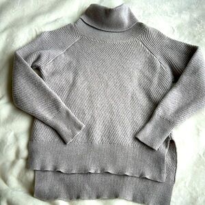 Aritzia – Wilfred Free- beautiful 100% wool sweater size extra small